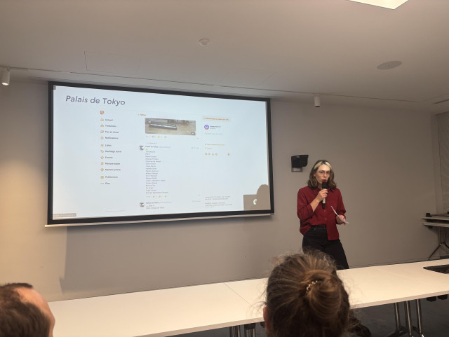 Photographie de Lucille devant une présentation montrant le compte du Palais de Tokyo sur Mastodon