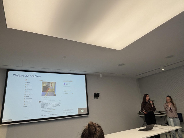 Caroline et Blandine (si j’ai bien noté les noms) devant un écran affichant le profil du Théâtre de l’Odéon