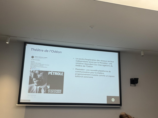 Photographie de la présentation, indiquant :

• Le cercle d'exploration des réseaux sociaux
indépendants lancé par le Ministère : une
initiative répondant aux interrogations du
théâtre de l'Odéon
• Mastodon : une nouvelle plateforme de
communication pour le théâtre,
progressivement investie comme un espace
éditorial autonome