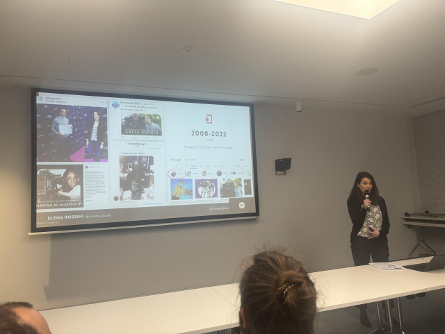 Photographie d’Elena devant sa présentation, l’écran montre ses profils de réseaux sociaux entre 2008 et 2022