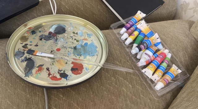 Using a can’s cover as a palette 