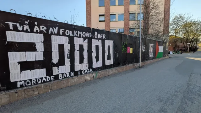 Lists of murdered children in Gaza. Text is in Swedish and reads 'Two years of genocide, more than 20000 murdered children in Gaza'