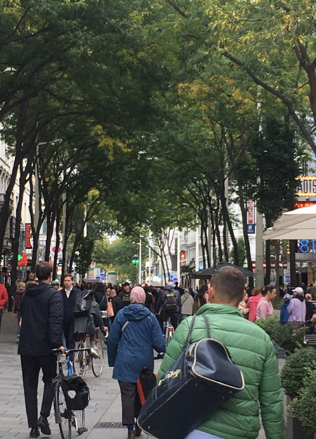 Foto von Menschen in einer Fußgängerzone . Foto: VCÖ