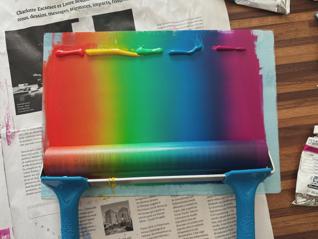 The gradient made with ink and a big roll with 2 handles 