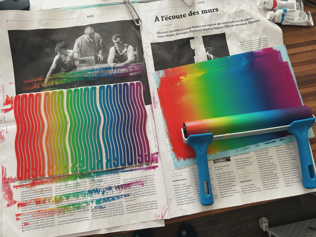 My layout for printing : the linocut on left and grandient ink with roll on right, with a layer of newspaper under to protect my desk 