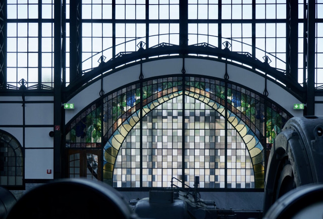 Verrière colorée vue de l’intérieur de la salle des machines par temps lumineux.