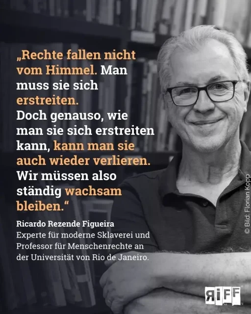 Ein Mann mit Brille und verschränkten Armen lächelt in die Kamera. Dazu das Zitat: „Rechte fallen nicht vom Himmel. Man muss sie sich erstreiten. Doch genauso, wie man sie sich erstreiten kann, kann man sie auch wieder verlieren. Wir müssen also