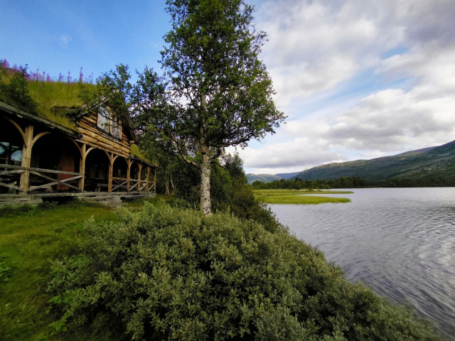 Old Alfheimen house on norwegian fjell with view over the lake