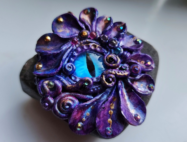 A purple-blue dragon eye with a vibrant blue iris