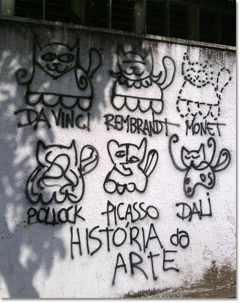Tags sur un mur de différents chats dessinés de différentes manières suivant les peintres mentionnés : Un chat en pointillé pour Monet, un chat avec des formes cubiques pour Picasso, fluide pour Pollock etc