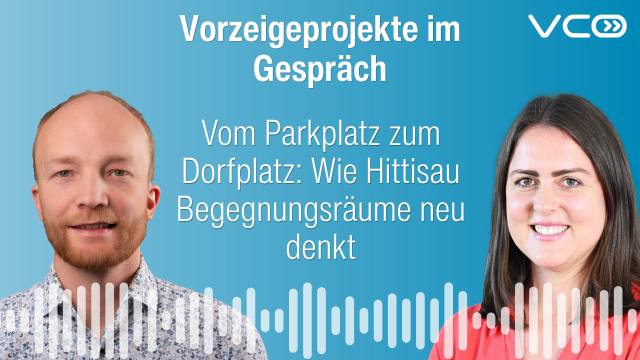 Sujet zum neuen Audio Format des VCÖ "Vorzeigeprojekte im Gespräch" zur Folge "Vom Parkplatz zum Dorfplatz: Wie Hittisau Begegnungsräume neu denkt" Foto von Michael Schwendinger (VCÖ) und Caroline Jäger (Gemeinde Hittisau)