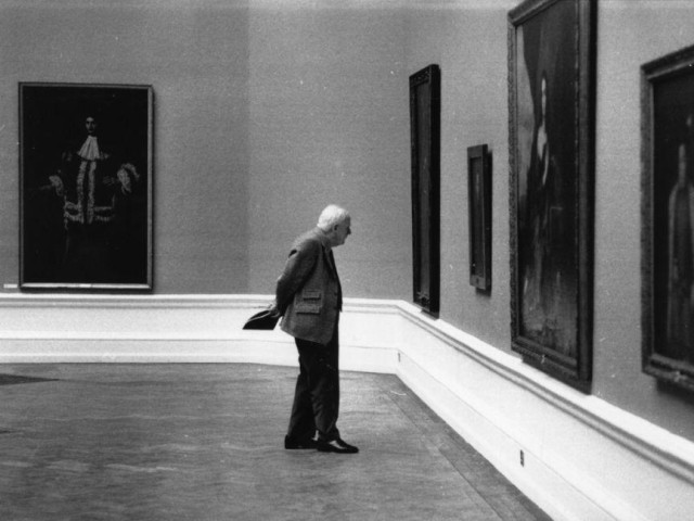 A viewer examines an exhibit at the Royal Academy in 1976.
Photo by Evening Standard/Getty Images.