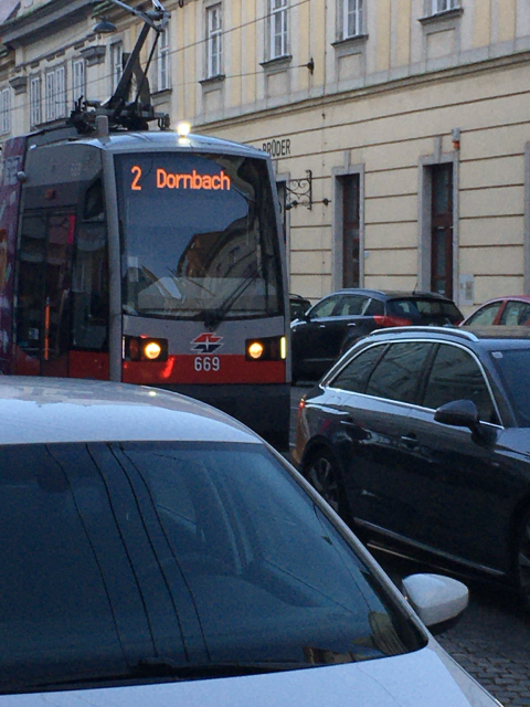 Das Foto zeigt eine Straßenbahn, die im Stau steht. Foto: VCÖ