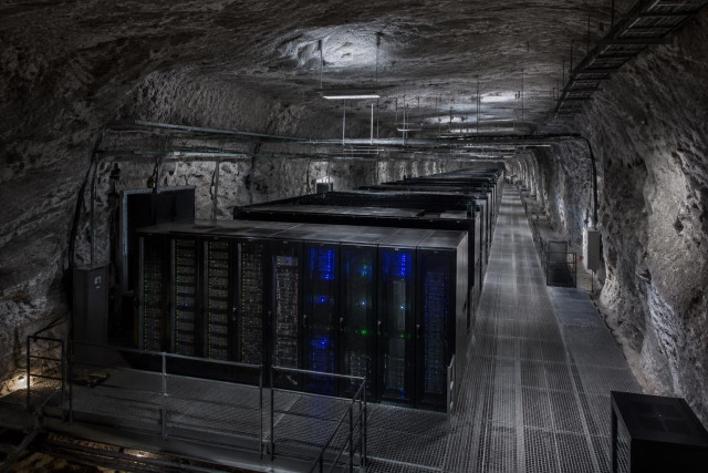 KI generiertes Bild von Serverschränkem in einem Salz-Stollen