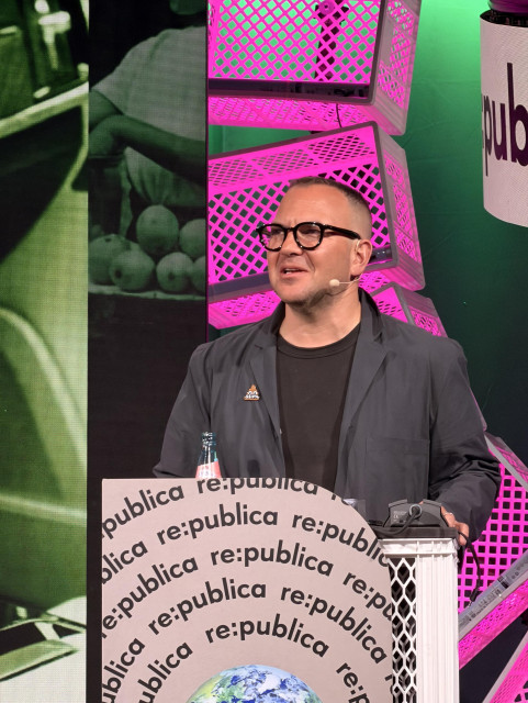 Portrait photo of Cory Doctorow on stage of re:publica 2026.