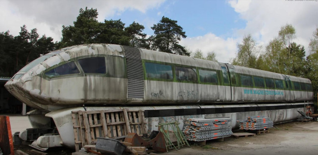 Ein aufgegebener Transrapid, voller Flecken und Schlieren 