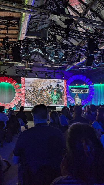 Ein Bild von der Hauptbühne der Republica 2026 in Berlin während eines Talks von Cory Doctorow