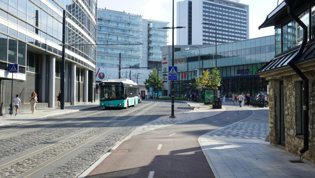 Grüner Bus in einer Großstadt. Foto: Marek Lumi, unsplash.com