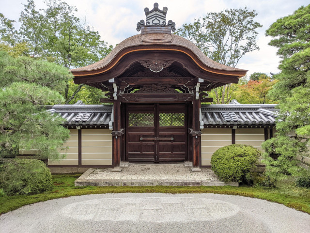The imperial envoy gate at Eikan-do.