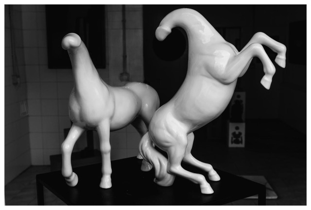 Porzellanfiguren von zwei Pferden. Die Köpfe sind - aus welchem grund auch immer - als Penis dargestellt. 🤷‍♂️ 