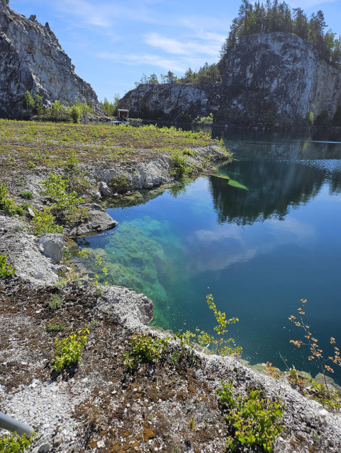 Grönt vatten och berg