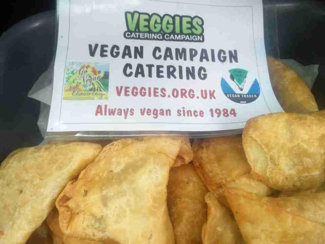 Veggies Catering Campaign: Vegan empanadas and sign stating "Always vegan since 1984