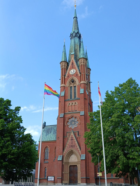 Norrköpings Matteuskyrka med regnbågsflagga framför