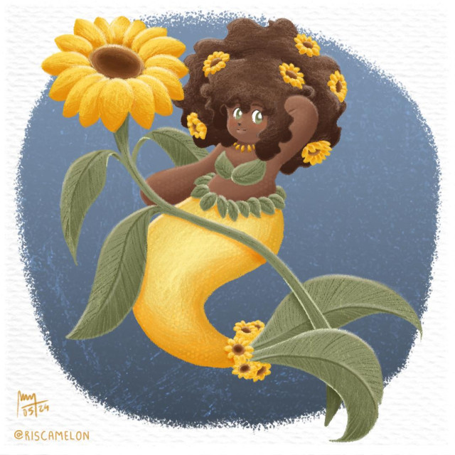 Ilustração de uma sereia de pele negra, olhos verdes e cabelos crespos volumosos adornados com pequenas flores de girassol. Seu traje é feito de folhas verdes e detalhes florais de girassol, enquanto a cauda amarela remete às cores vibrantes dos girassóis ao seu redor, e termina em folhas verdes. A personagem está segurando o caule de um grande girassol, e encontra-se sob um fundo azul suave. O restante do espaço está preenchido com textura de papel para aquarela. A assinatura do autor encontra-se no canto esquerdo da imagem.