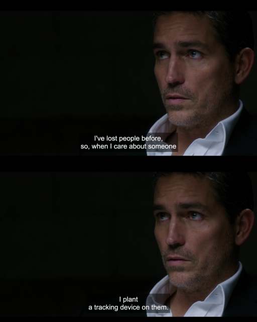 Das Bild besteht aus zwei nahezu identischen Filmstills aus der Serie Person of Interest. Zu sehen ist einer der Protagonisten, John Reese,  in einem dunklen Anzug und offenem weißen Hemd. Er sitzt in einer schwach beleuchteten Umgebung und blickt ernst und nachdenklich leicht zur Seite. Sein Gesichtsausdruck wirkt melancholisch und verletzlich.

Im oberen Bild steht als Untertitel:

„I've lost people before, so, when I care about someone“

(Deutsch: „Ich habe schon früher Menschen verloren, deshalb, wenn mir jemand wichtig ist ...“)

Im unteren Bild folgt die Pointe:

„I plant a tracking device on them.“

(Deutsch: „... bringe ich ihnen einen Peilsender an.“)