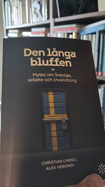 Bild på omslaget till boken Den långa bluffen - Myter om Sverige, arbete och invandring av Christian Lindell och Alex Voronov. I bakgrunden syns en bokhylla.