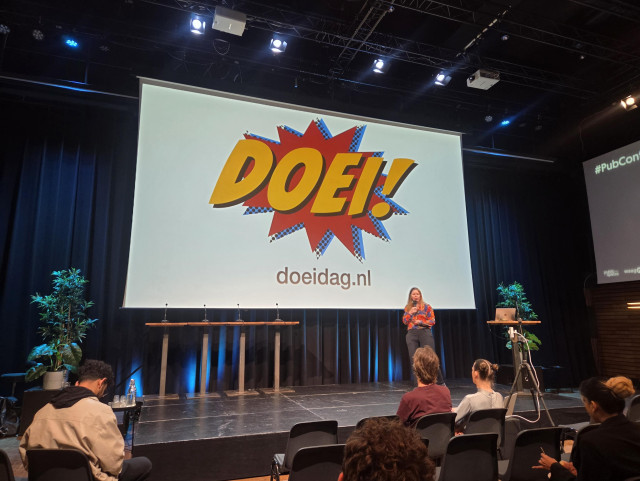 Doeidag on the big screen with Elmine on stage before it