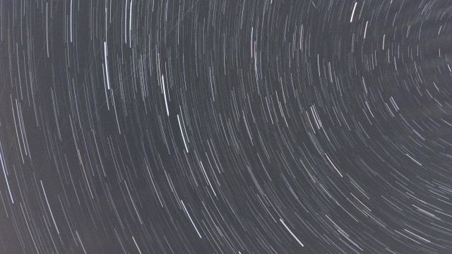 Star trail 30 min in the garden