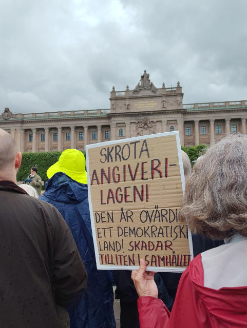 Skylt:

Skrota angiverilagen!

Den är ovärdig ett demokratiskt land!

Skadar tilliten i samhället