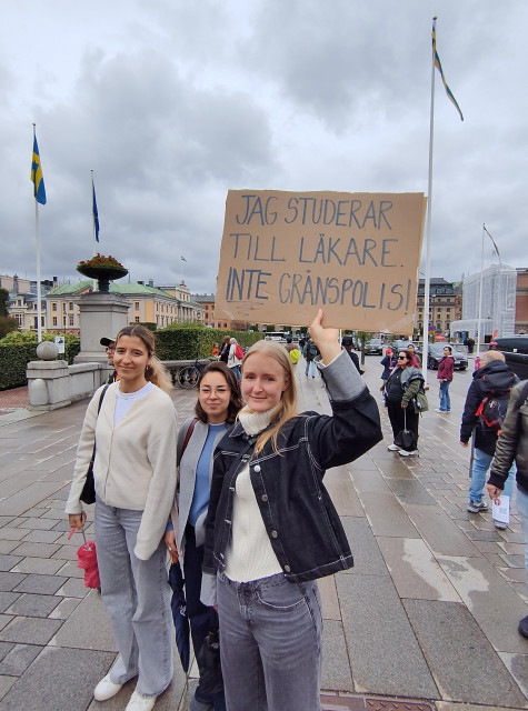 Tre kvinnor med en skylt:

Jag studerar till läkare.
Inte gränspolis!