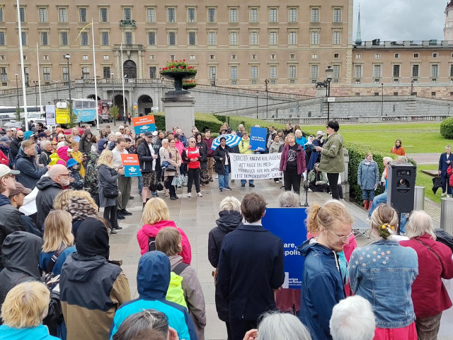 Många demonstranter framför riksdagshuset
