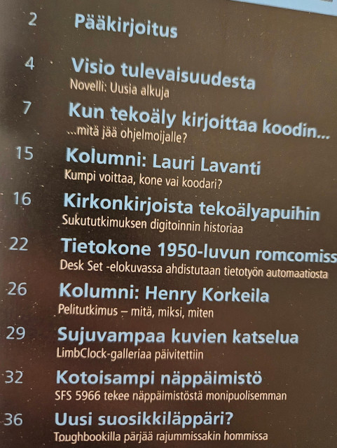 Skrolli 2026.2 -lehden sisällysluettelo, jossa kolumnin otsikko sivulla 15: Kumpi voittaa, kone vai koodari?