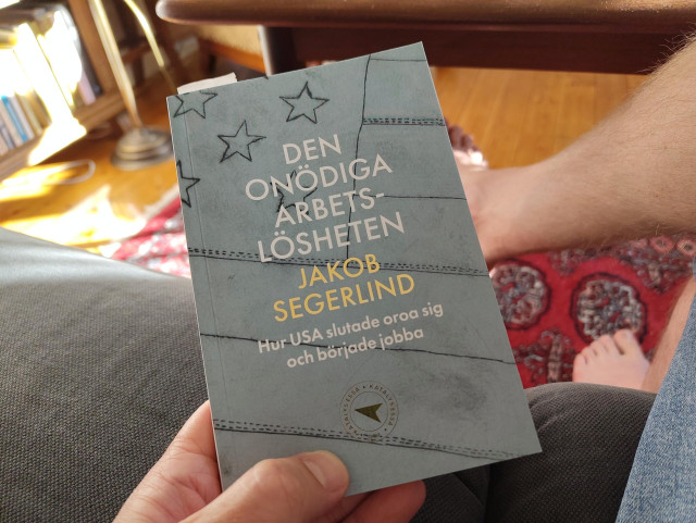 En bok:

Den onödiga arbetslösheten
Jakob Segerlind
Hur USA slutade oroa sig och började jobba