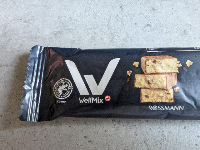 Die Verpackung eines Proteinriegels von Rossmann mit dem Markennamen WellMix. Das große W erinnert stark an das Logo von W Social