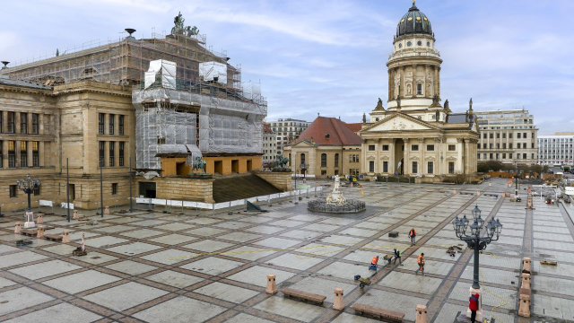 Gendarmmarkt blick auf das Konzerthaus. Freie gepflasterte Flächen, im Hintergrund der Franz. Dom