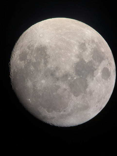 La Luna con mucho detalle, prácticamente iluminada por completo (estaba casi llena). Se distinguen los cráteres, los "mares" (zonas más oscuras y lisas) y es de un color blanco y gris. Es casi hipnótica, en todo su esplendor.