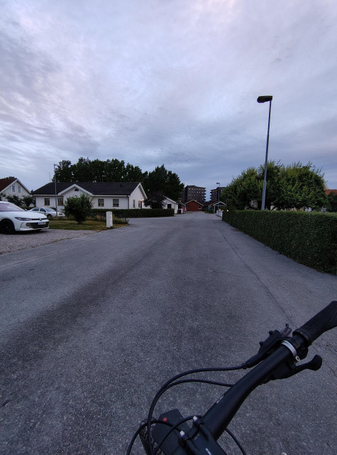 Villagata och cykelstyre.