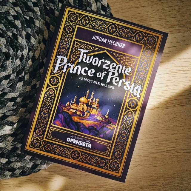 Zdjęcie przedstawiające polską edycję książki "Tworzenie Prince of Persia. Pamiętnik 1985-1993" (Wydawnictwo Open Beta) leżącą na drewnianym stoliku.