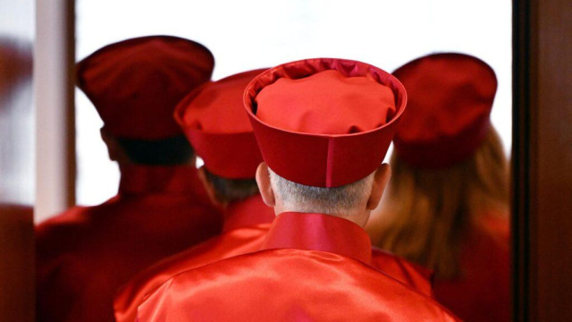 Die Richterinnen und Richter des Zweiten Senat beim Bundesverfassungsgericht verlassen den Sitzungssaal.