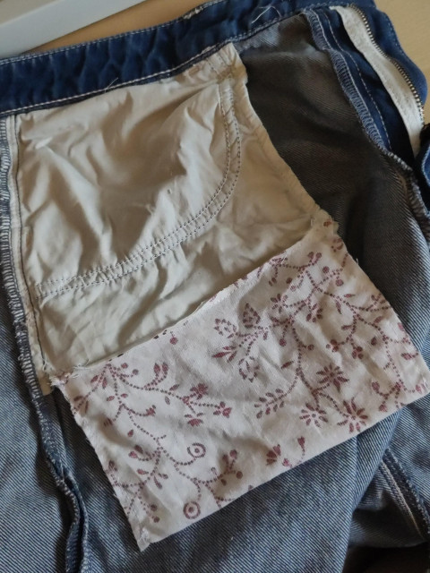 The same front pocket, but now it has been extended by haphazardly attaching a piece of scrap fabric (a white Ikea bed sheet with/a red flower print) and it is MUCH better.