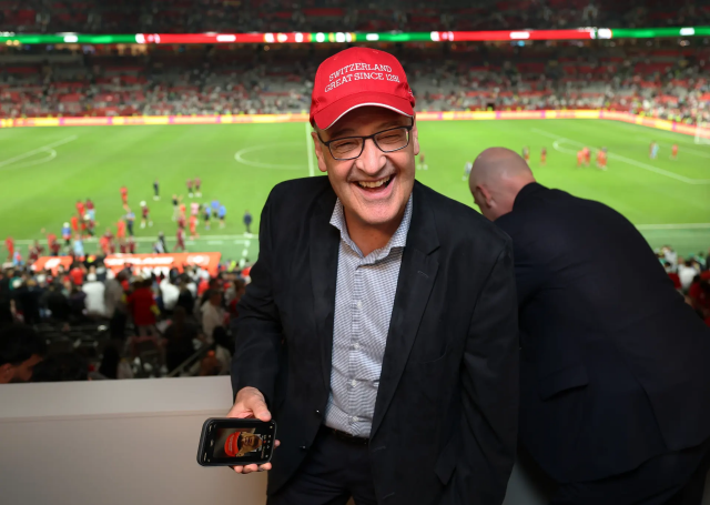Guy Parmelin, SVP-Bundesrat, mit einer roten Baseball-Cap mit einer historischen Lüge drauf: "Switzerland - great since 1291". Einmal Geschichtsunterricht für Parmelin, bitte!