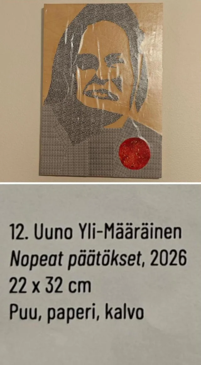 Uuno Yli-Määräinen tekemä taideteos "Nopeat päätökset", 2026, 22 x 32 cm puu, paperi, kalvo. Kuva esittää Riikka Purraa siluettina, oikeassa rinnassa salamimakkara.