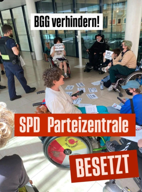 Menschen in einem Gebaude. Mit Plakaten wie "no access no peace" , "Spd mach keinen Scheiß" . Text auf dem Bild: SPD Parteizenztale besetzt