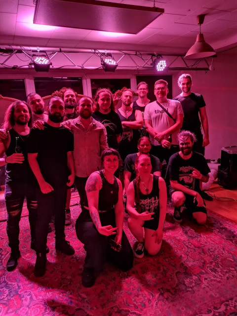 Die drei Bands versammelt auf einem Gruppenfoto.
