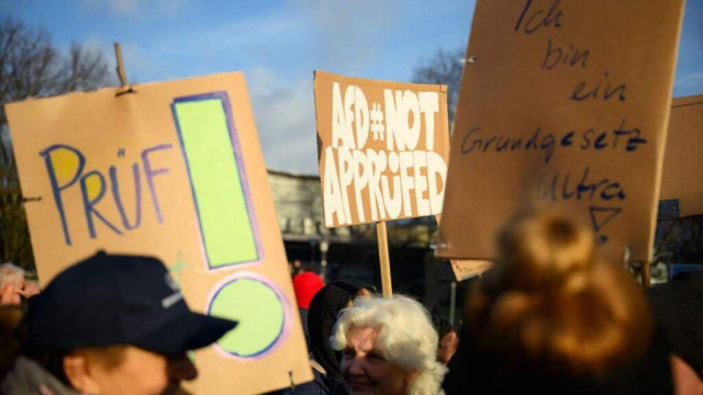 Bremer Innenstadt: Demonstranten fordern Überprüfung rechter Parteien
