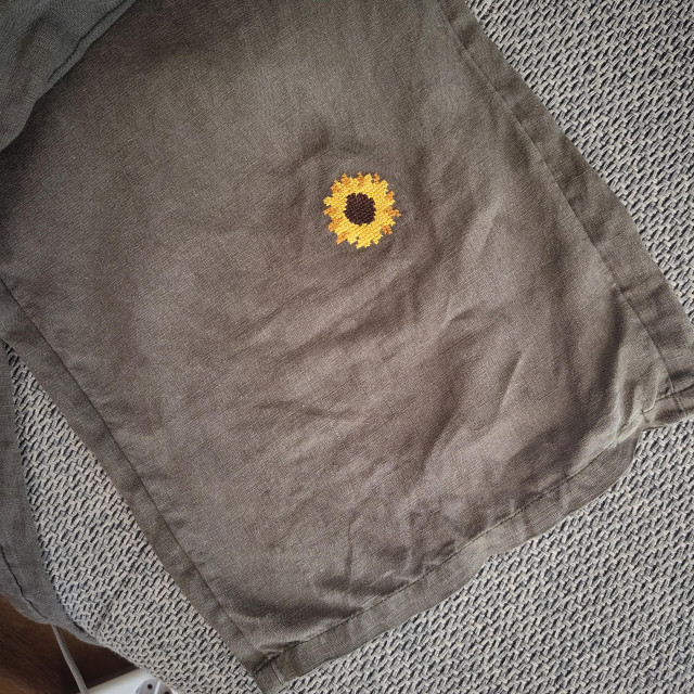 Zoom out to see the criss stitch in the pant leg. 